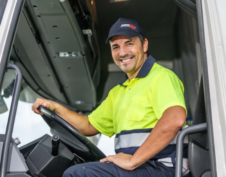 Container tank, autista a lavoro